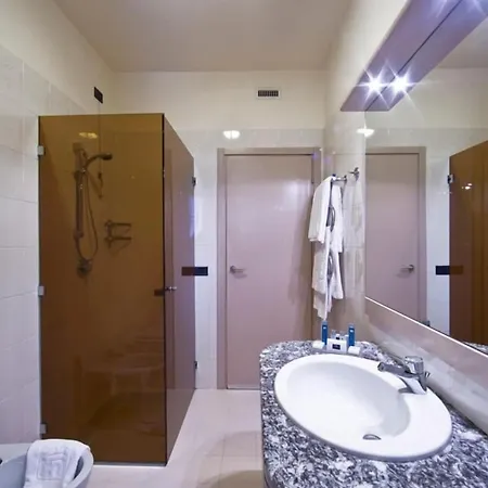 فندق Desenzano ديسينسانو ديل غاردا